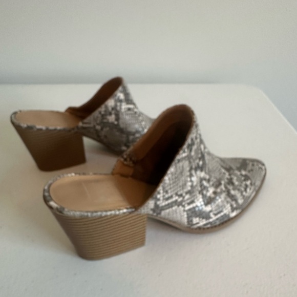 Women’s 8.5 Kaari Blue Gray Snakeskin Heeled Mules - Picture 7 of 11